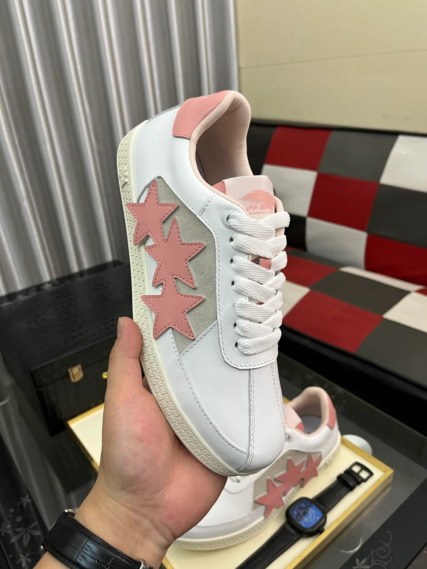 Men's shoes 💰420⌚️⌚️《AMIR*》New men's low-top casual sports sneakers bone shoes, another pair of irresistible bone shoes. Bone shoes are one of AMIRI's most popular items. They use first-layer cowhide uppers. The side bones are made of two cowhide laminations. They have a three-dimensional feel. The leather incisions are all oil-edged. Contrasting color design. Simple style. Fashionable sports. Customized metal LOGO nameplate to embellish shoelaces. Exclusive control of top version. Supports comparison. Breathable mesh lining Original rubber outsole A must-have item for daily leisure Suitable for various occasions Check it out if you pursue high quality Super cool uppers Size: 38-446️⃣ Colors available